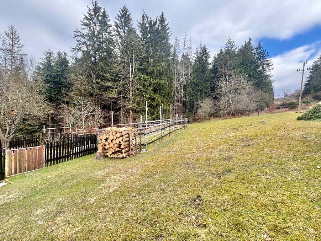 Predaj tradičnej chalupy v pokojnom prostredí na lazoch vo V - 15