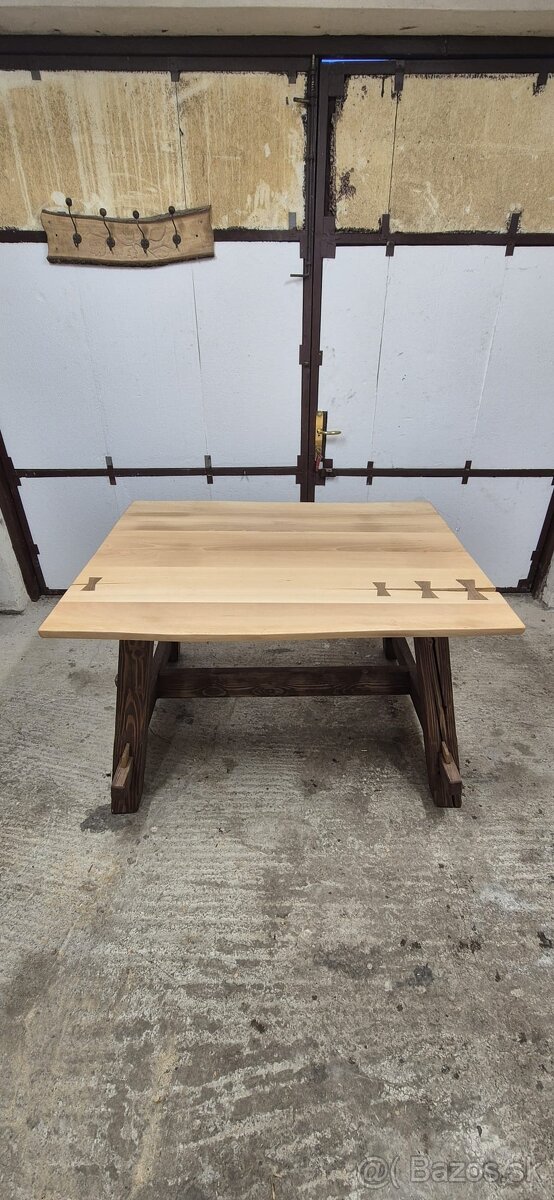 Masívny jedálenský stôl - 15