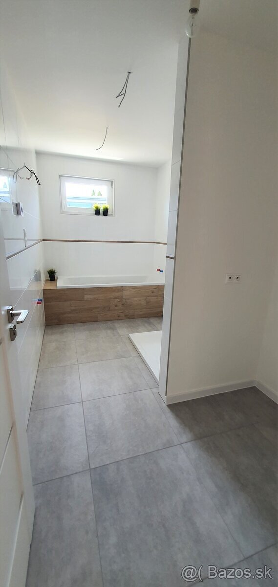 NA PREDAJ NOVOSTAVBA V ŽELIEZOVCIACH - 15