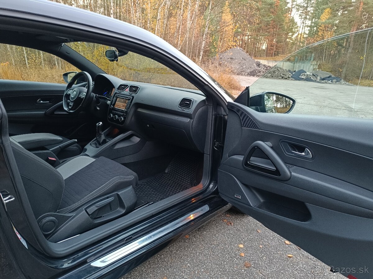 Volkswagen Scirocco R 265PS rok 2012, manuál - 15