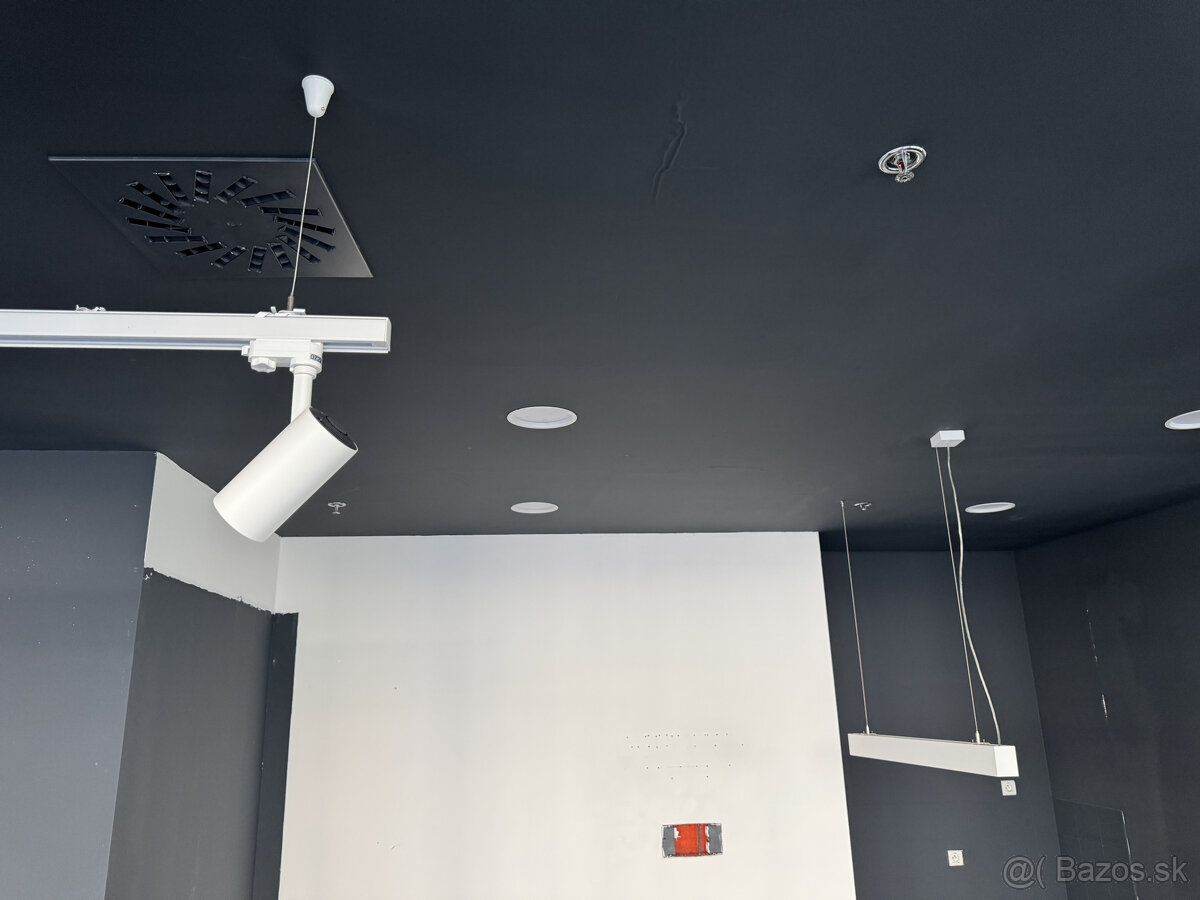 Prenájom rožného prízemného obchodného priestoru 241 m2 na p - 15