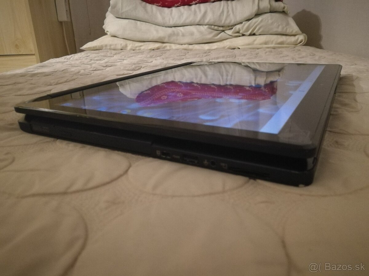 Asus. (2-v-1) konvertibilný notebook s dotykovým displejom. - 15