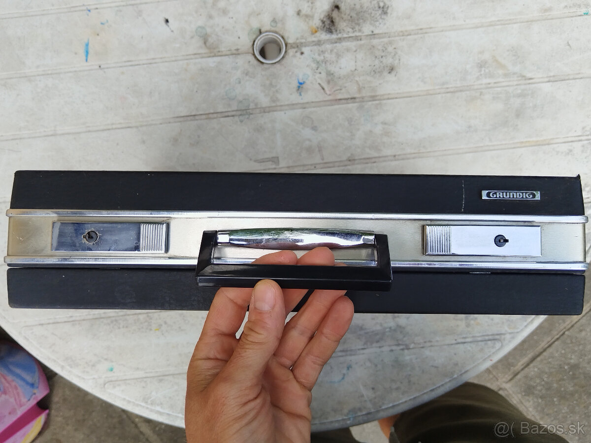 starý kufríkový diktafón - 15