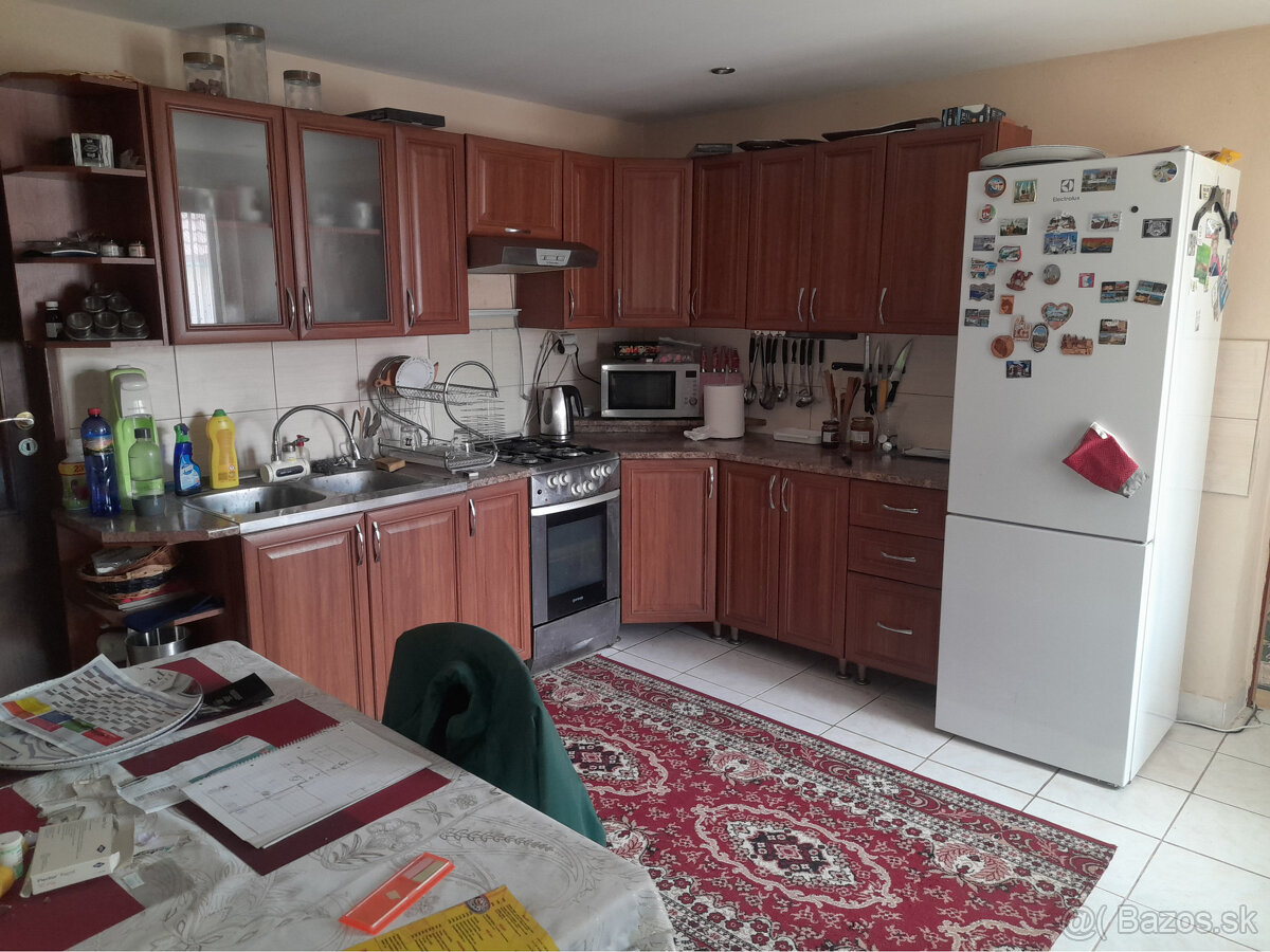 Znížená cena ::Predaj rodinného domu s veľkým pozemkom – kom - 15