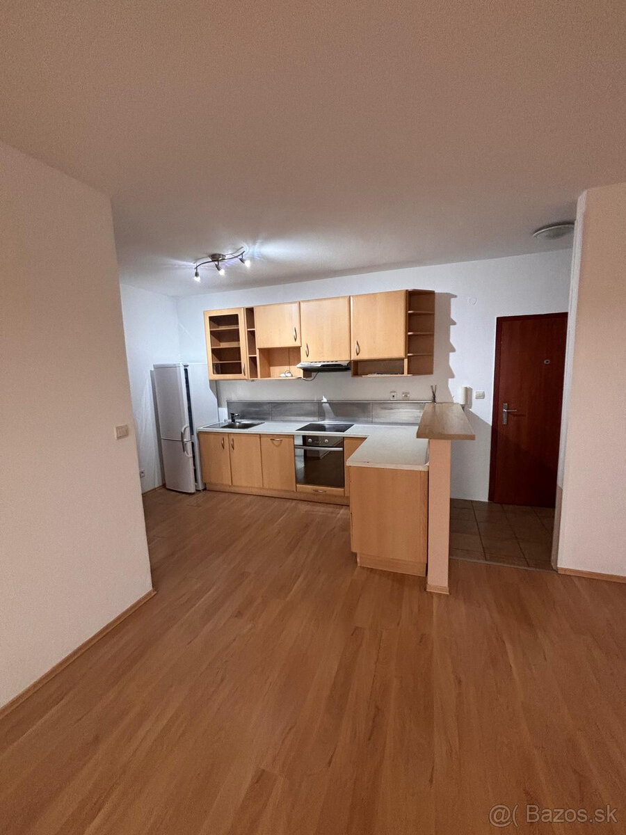 SENEC - NA PREDAJ 2 izbový byt s vlastným parkovaním, pri St - 15