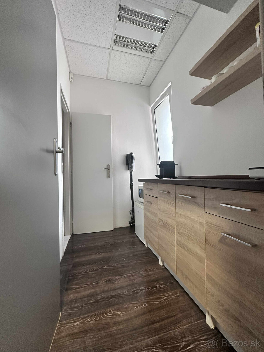 Na prenájom kompletne zariadený a funkčný salón manikúry a p - 15