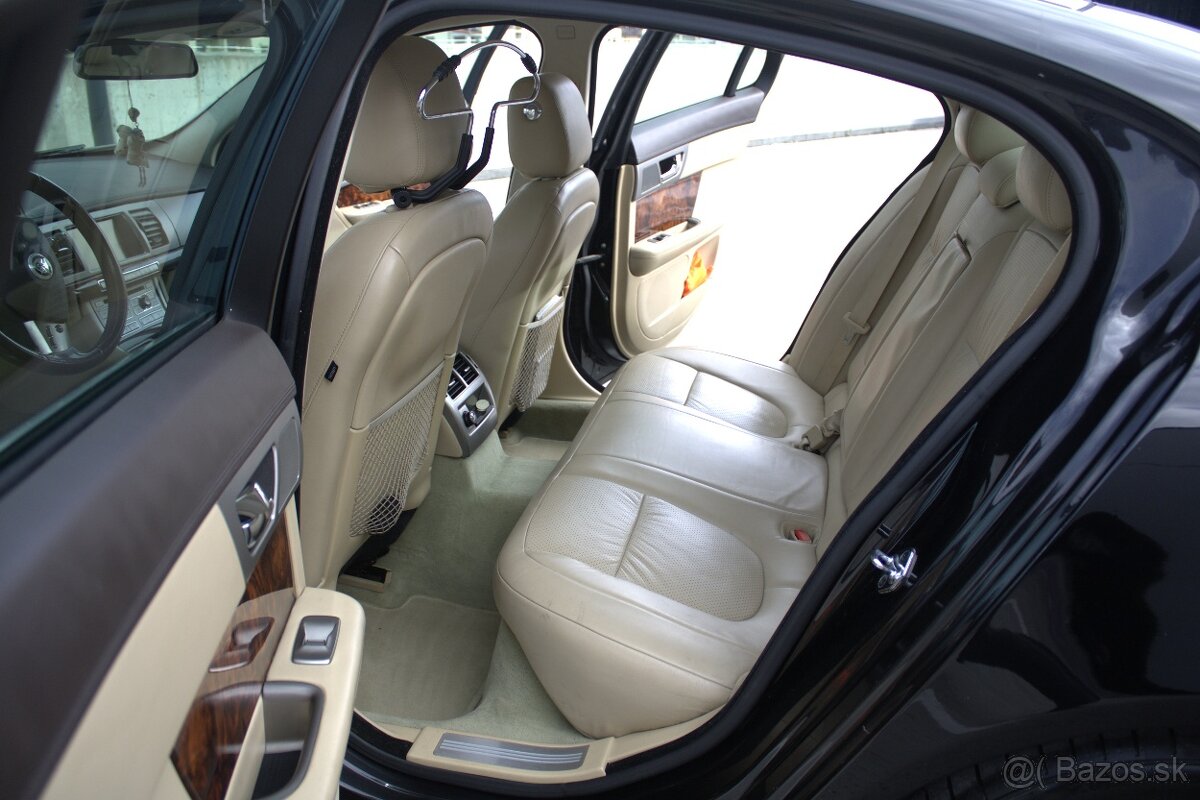 Jaguar F-Pace 2.0 I4 300k Prestige AWD AT8 - 15