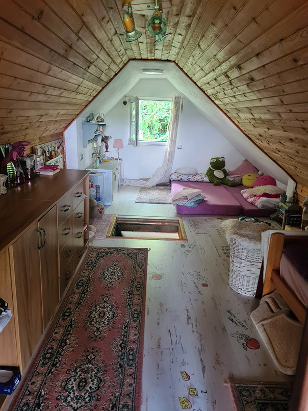 Záhrada s murovanou chatou s nádherným výhľadom - 15