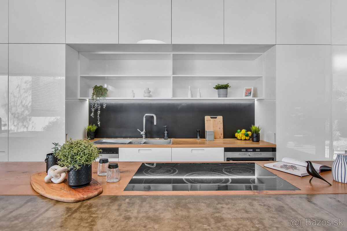 Moderný dom ukrytý za nenápadným vizuálom z ulice - 15