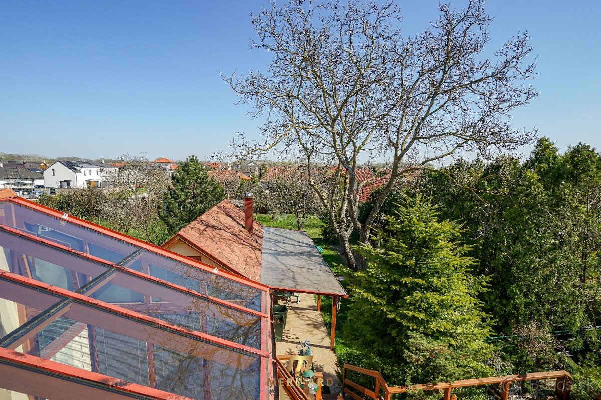 Dvojgeneračný podpivničený dom,zimná záhrada, 2x garáž,Rajka - 15