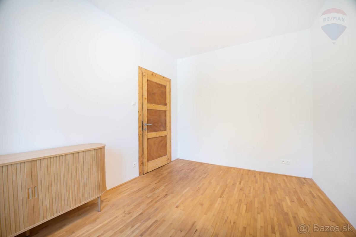 Zrekonštruovaný 5 izbový Rodinný dom s garážou a záhradou - 15