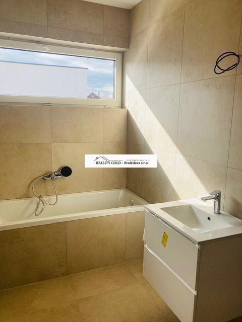 Moderný rodinný dom v obci Veľké Blahovo, Cena : 259 000,-EU - 15