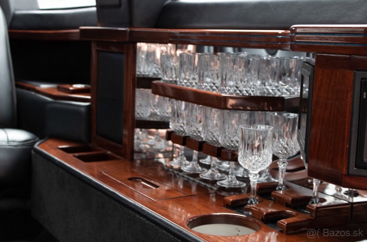 LINCOLN TOWN CAR LIMOUSINE - 15