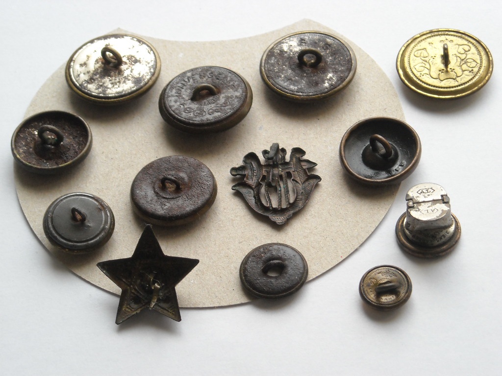 Vojenské gombíky a iné - 15