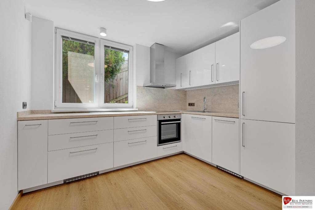 REB.sk Prenájom moderný 8 izbový RD, 250 m2,Sološnicka ul, K - 15