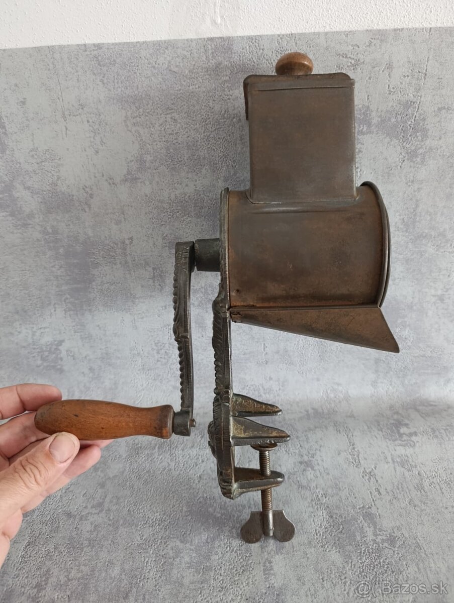 Velmi starý (cca 110-115let) krásný zdobený mlyncek na strou - 15