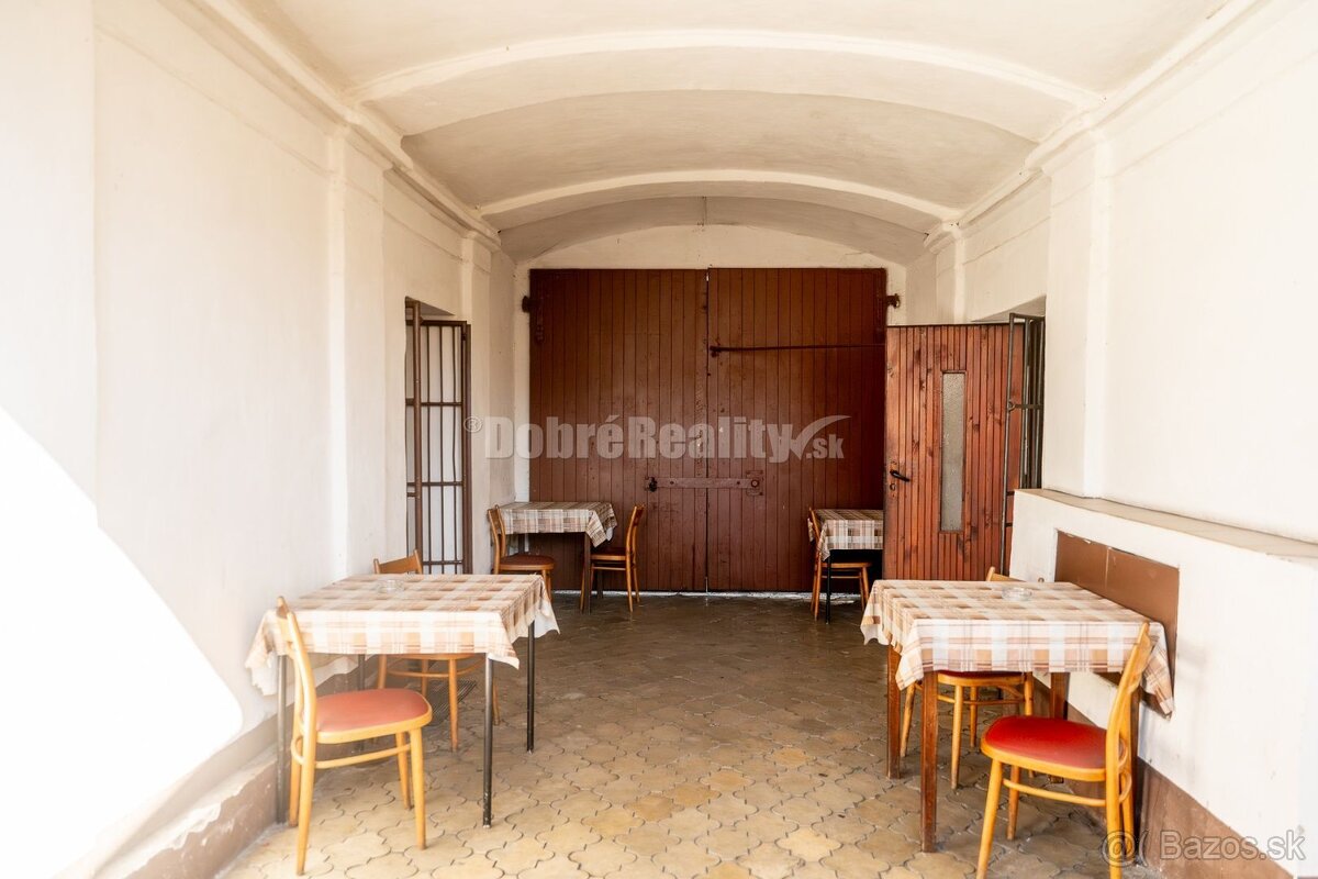 PREDAJ: Historický hostinec pod Muránskym Hradom, 1102 m2, M - 15