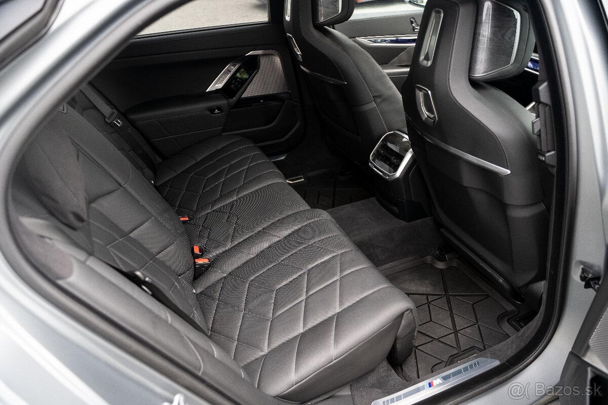 BMW M760e xDrive A/T Na prenájom - 15