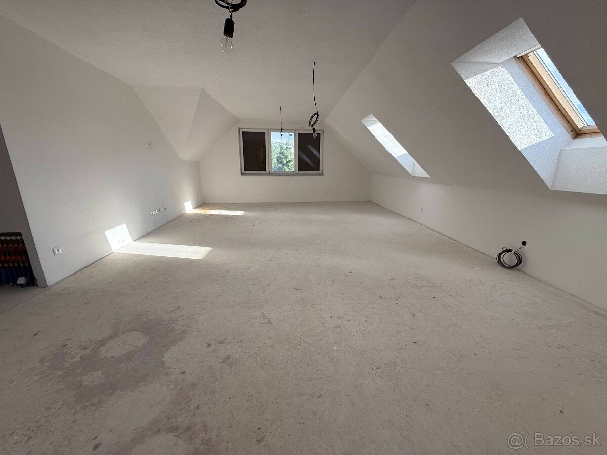 Na predaj 3-izbový podkrovný byt s loggiou v historickom cen - 15