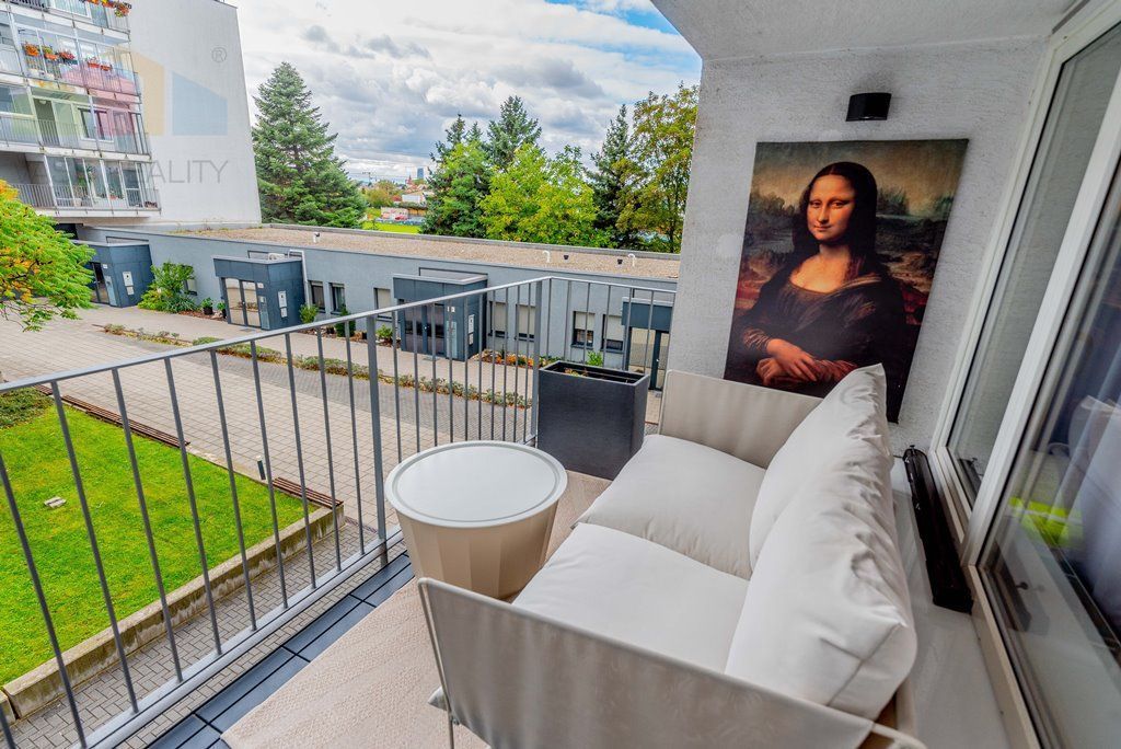 Na predaj luxusný 2-izbový byt s dvoma balkónmi, garážou a v - 15