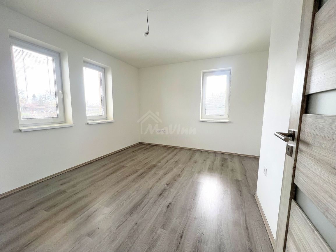 NOVOSTAVBA dokončená v obci Šišov poz.700m2 - 15