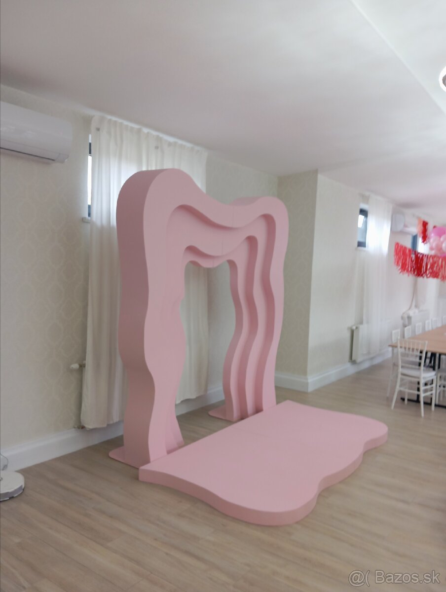 Drevené rekvizity, paravany a pódia.
- 15