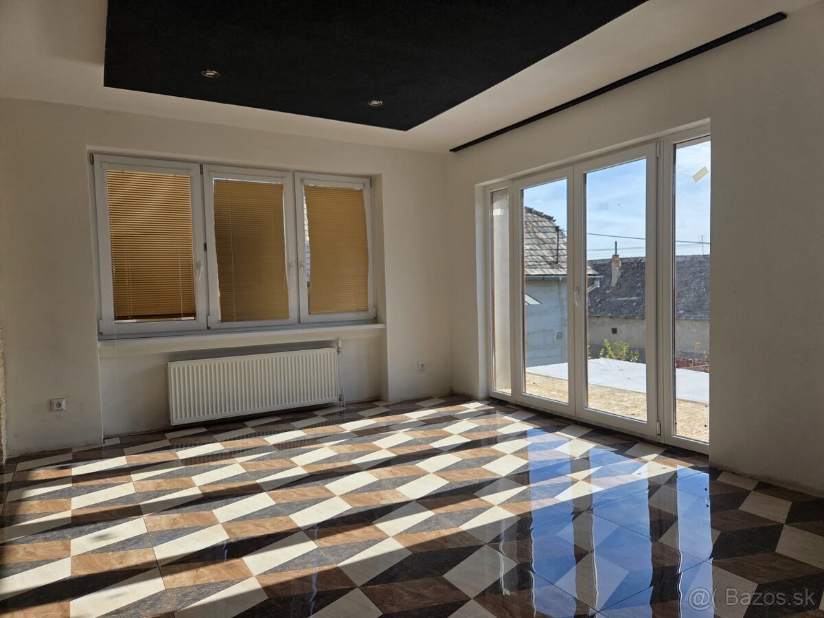 Zrekonštruovaný dom s krásnym interiérom- ihneď k bývaniu - 15