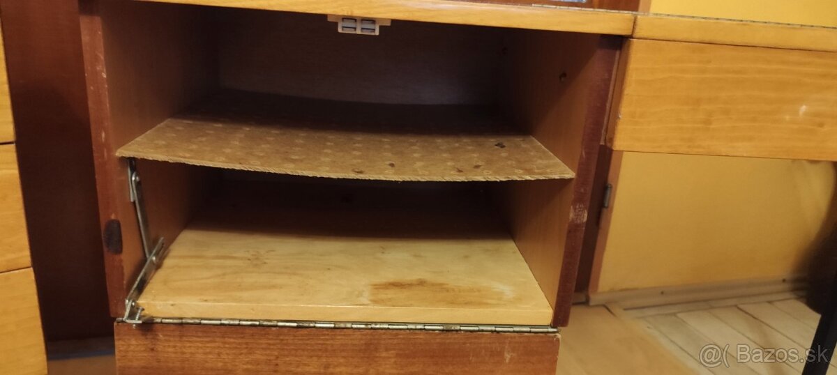 Kozmetický stolík+ nočný stolík - 15