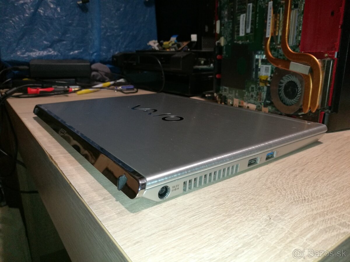 Sony. 13,3“. Dotyková obrazovka. - 15