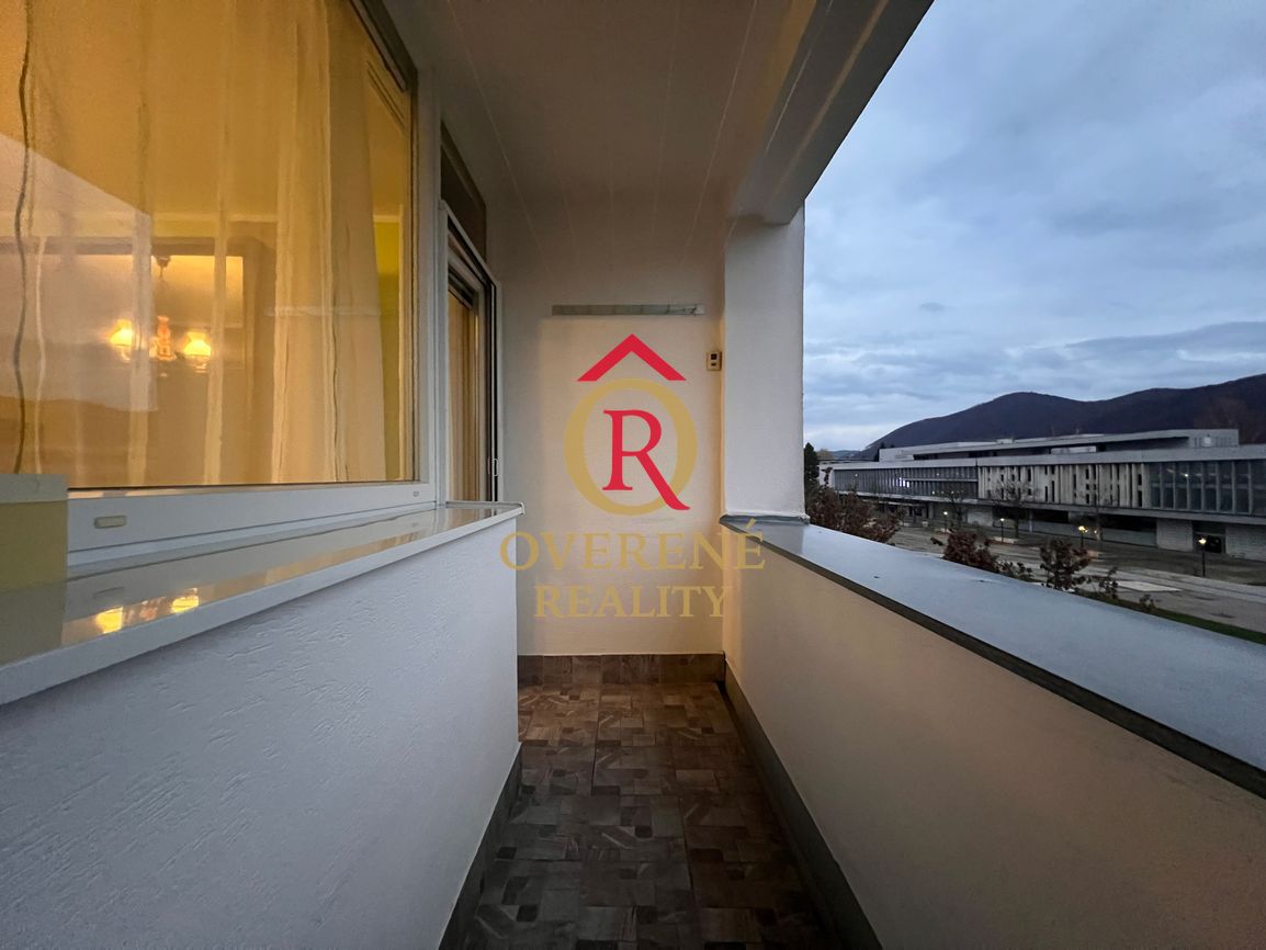 Na predaj priestranný 3,5-izbový byt s dvoma loggiami – Bans - 15