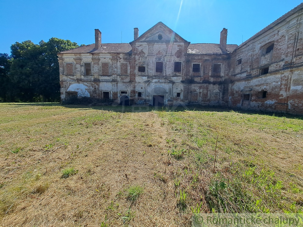 Kaštieľ plný histórie a krásy baroka v prostredí lipovej a - 15