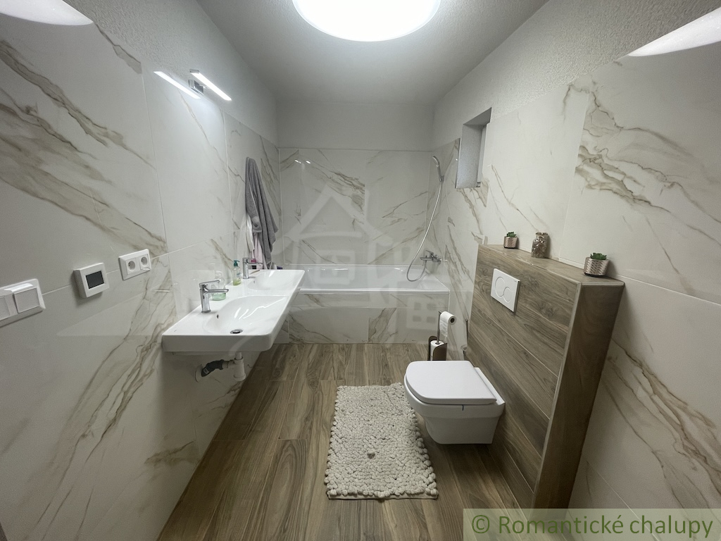 Znížená cena Priestranný rodinný dom vhodný aj na podnika - 15