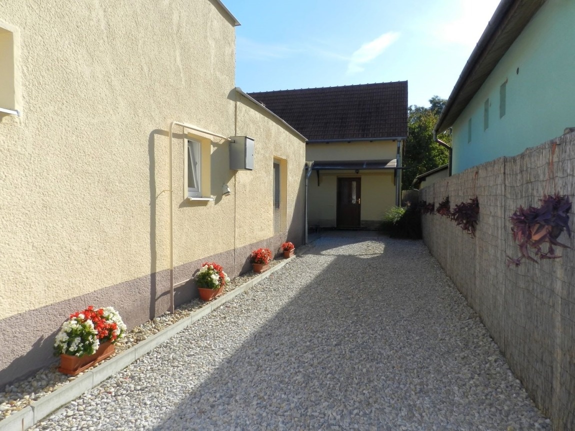 Penzión so samostatným obchodným priestorom vo Veľkom Mederi - 15