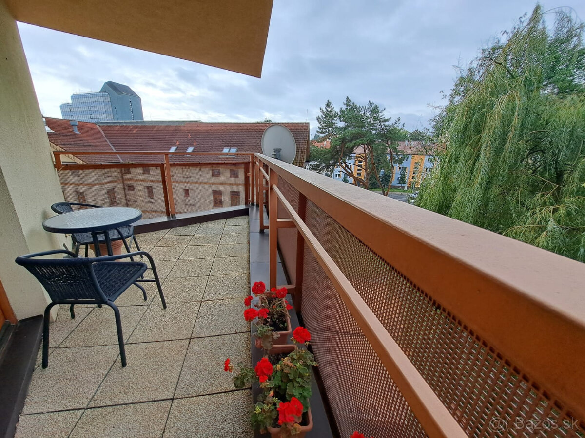 Na krátkodobý prenájom priestranný 2-izbový byt v centre PP - 15