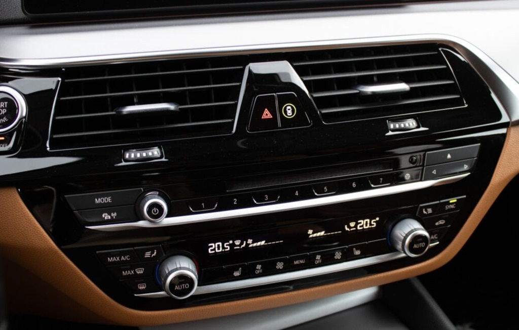 BMW 520d Touring z roku 2017 - 15