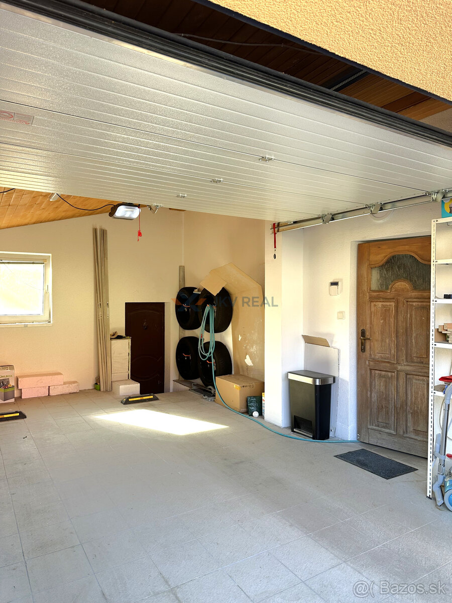 Priestranný 5-izbový rodinný dom s dvoma garážami a záhradou - 15
