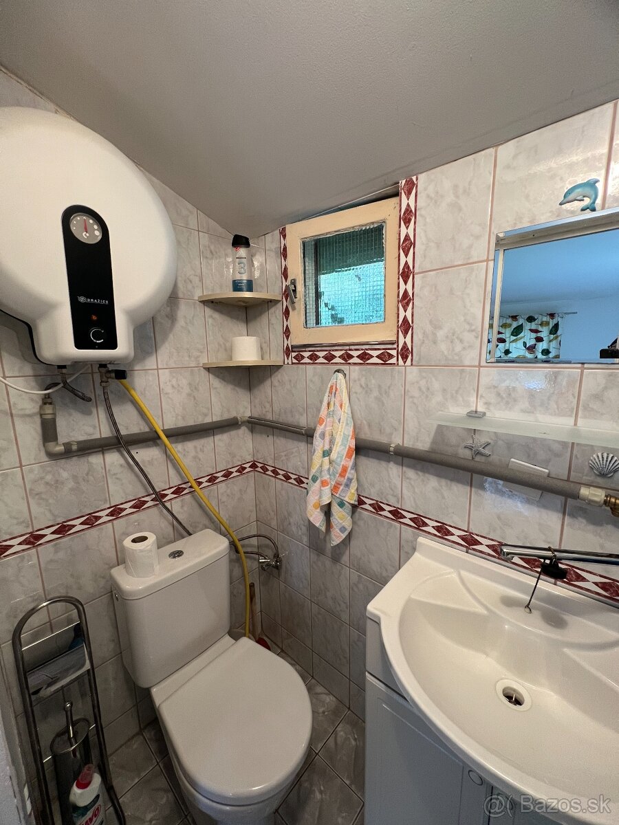 Pozemok s chatou a mólom priamo na brehu Malého Dunaja - 15