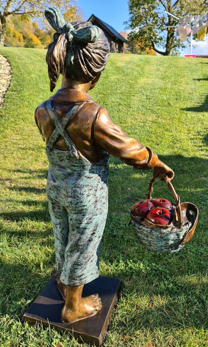 Bronzová socha-Dívka s jablky-kolorovaná-UNIKÁT - 15