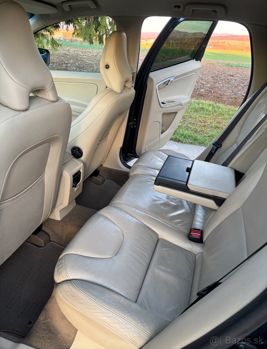 VOLVO XC60 2.4 D4 SUMMUM MANUÁL - 15