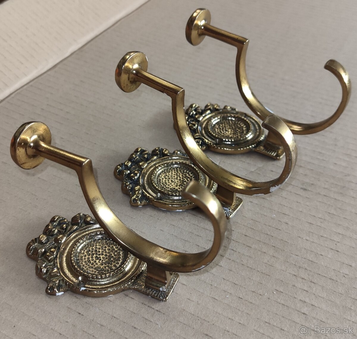 Retro věci - popelníky, bakelitové rádio, lampa,baterky - 15