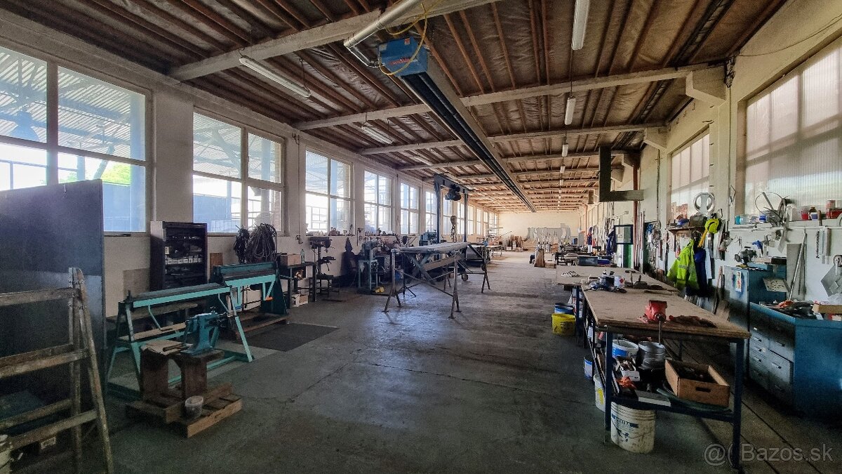 Výrobno - skladový areál Bošany, pozemok 5000 m2, žeriav - 15