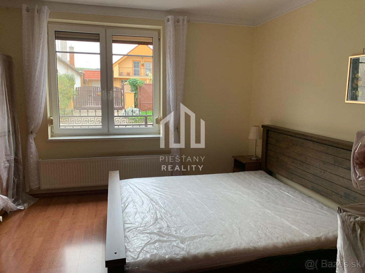 NOVINKA zariadený RD v Banke s terasou, altánkom a samosta - 15