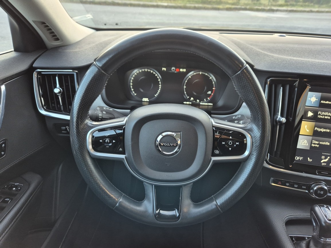 Volvo V90 D4 2.0L Momentum AWD A/T 140 kW - 15
