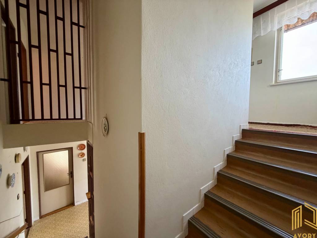 DVOJDOM, GARÁŽ, HOS. BUDOVA na pozemku 1140m² SENICA-KUNOV. - 15