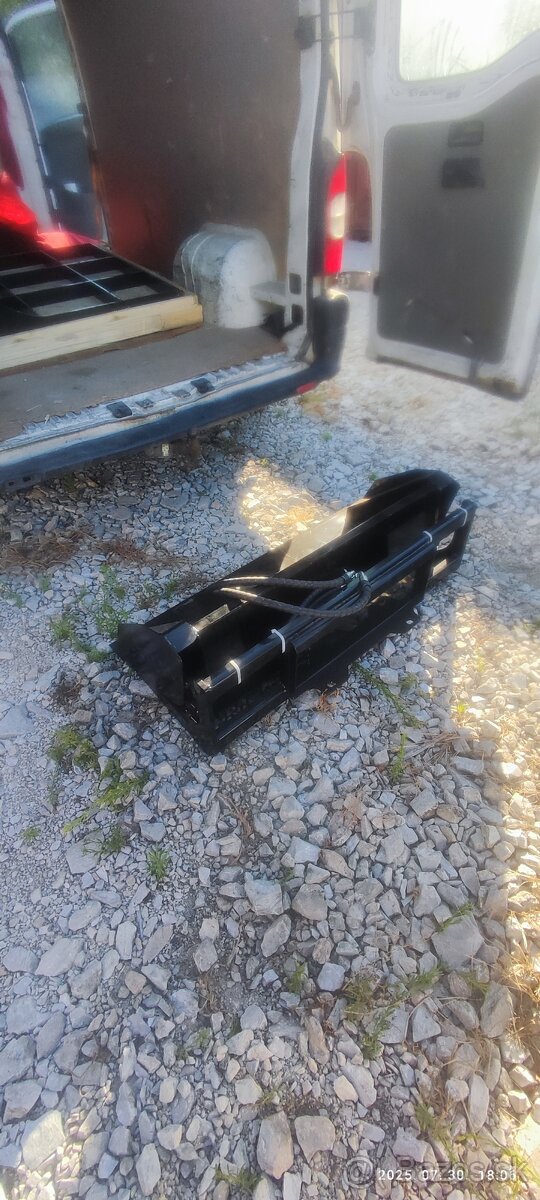 Univerzálni mini nakladač - 15