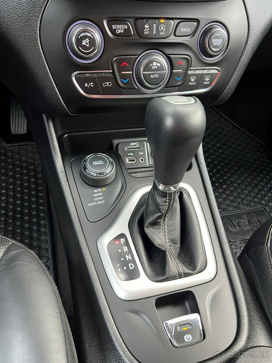 Jeep Cherokee 2.2 CRD 4x4, 88 000 km, ČR (Třinec) - 15