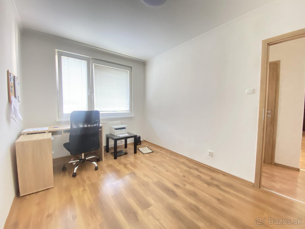 NA PREDAJ kompletne zariadený 3 izbový by po rekonštrukcii - 15