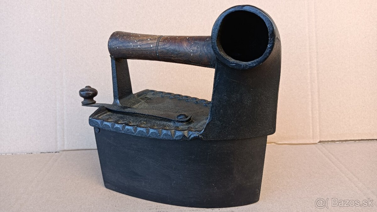 Stará orig. atypická žehlička s komínem. Do sbierky - 15