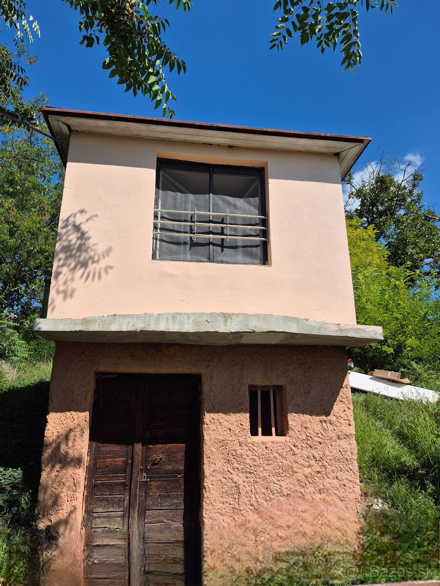 Chatka neďaleko Hrona v krásnej prírode - 15