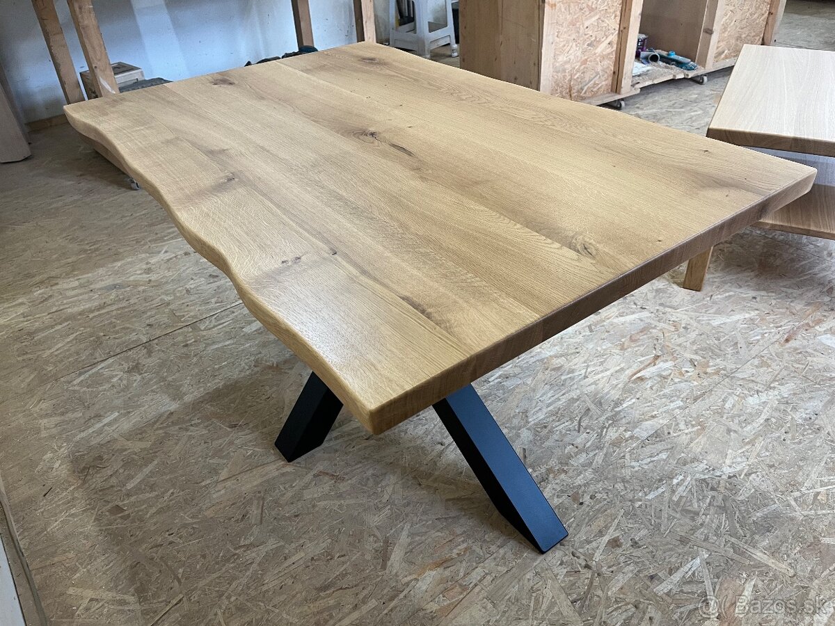 Masívny jedálenský stôl s prírodnou hranou - 15